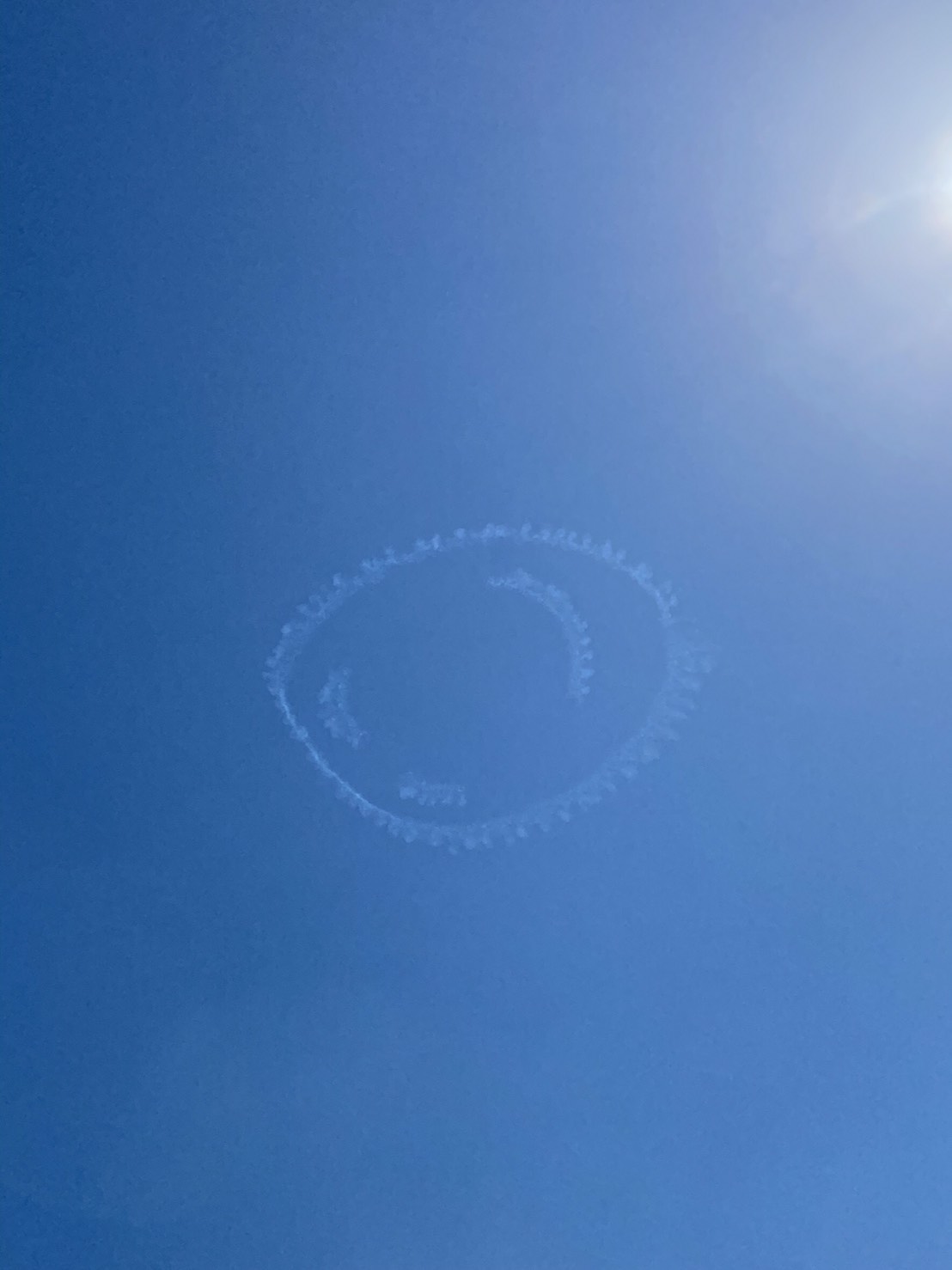 クリニック上空に笑顔マーク